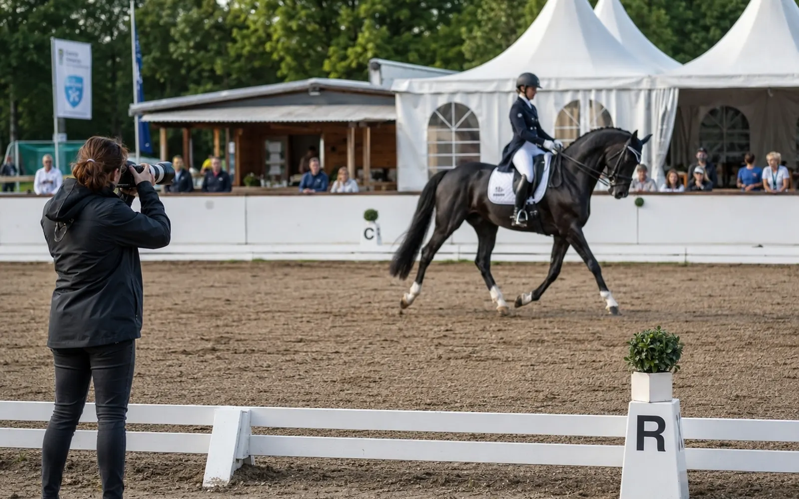Fotografin fotografiert eine Dressurreiterin bei einem Reitturnier